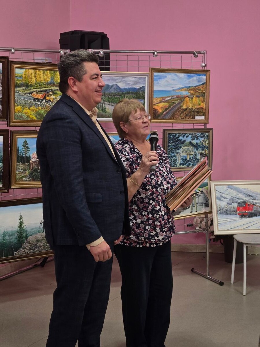 Награды вручают глава города Евгений Кокшаров и председатель РОО Галина Подъельная