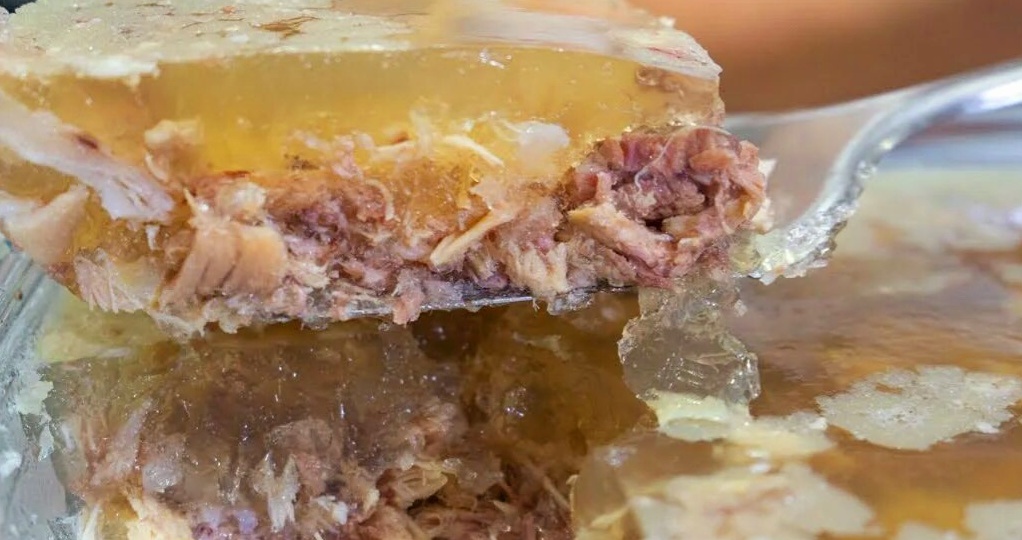 Правило холодца,всегда застывает.Холодец как зеркало,крепкий,прозрачный и просто вкусный.