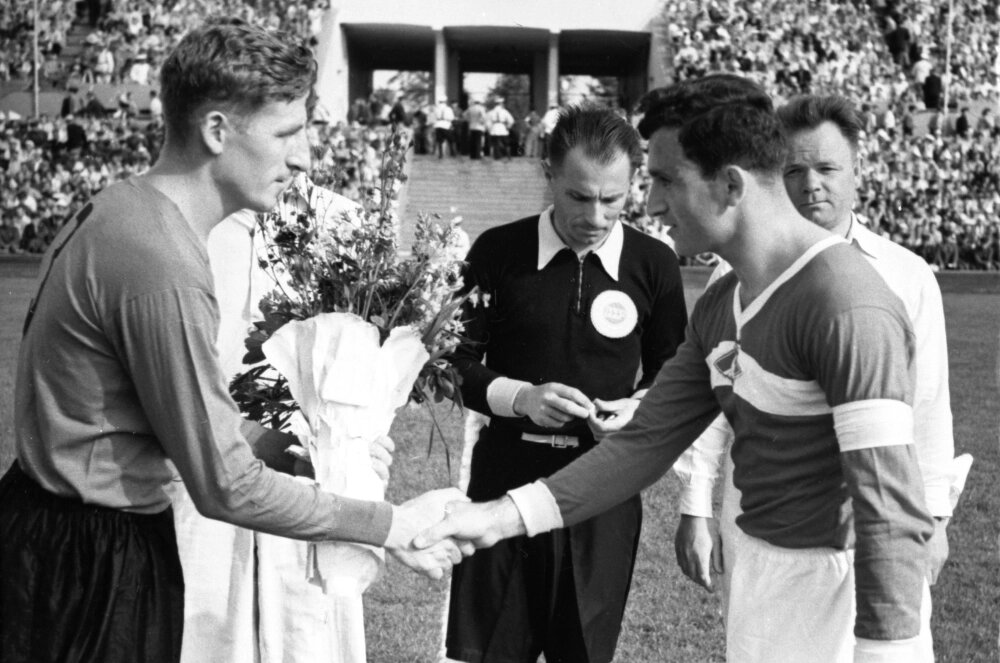    Встреча московских футбольных команд «Локомотив» и «Спартак». Капитан «Локомотива» Геннадий Забелин (слева) и капитан «Спартака» Никита Симонян перед началом матча. Фото: РИА Новости/ Леонид Доренский