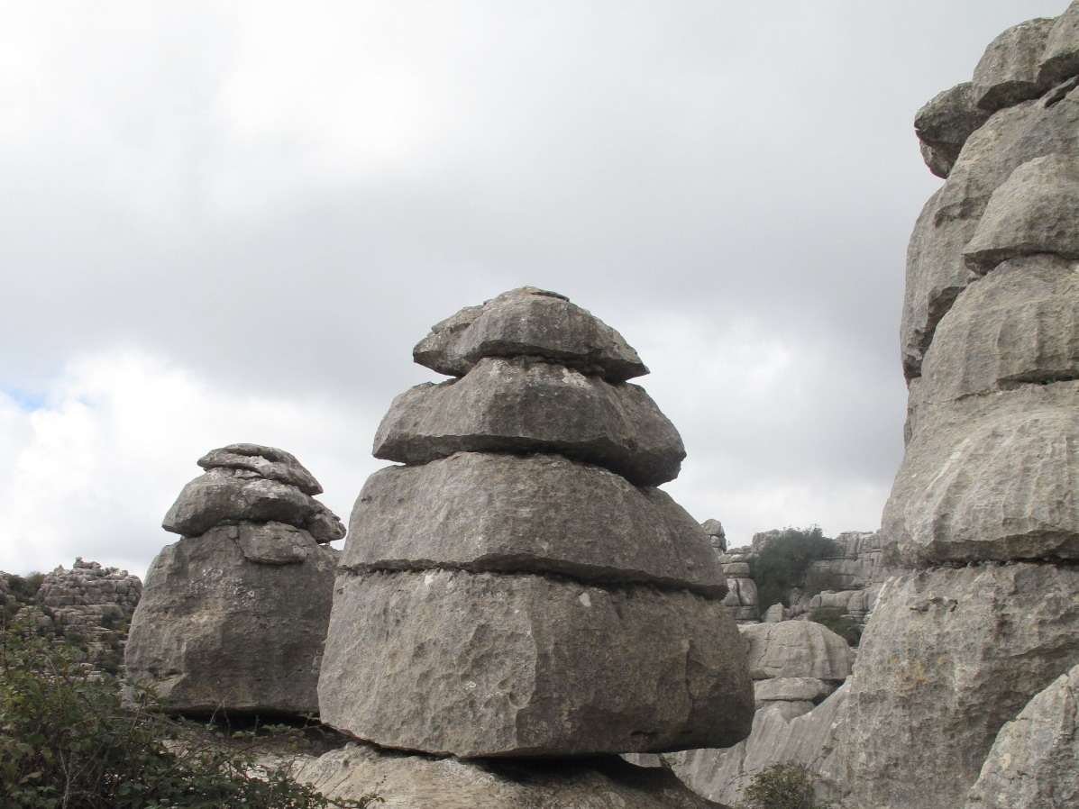 Один из секретов заключается в особой способности гранита сохранять тепло ночью и охлаждаться днём. Источник фото - https://golnk.ru/AwlqW