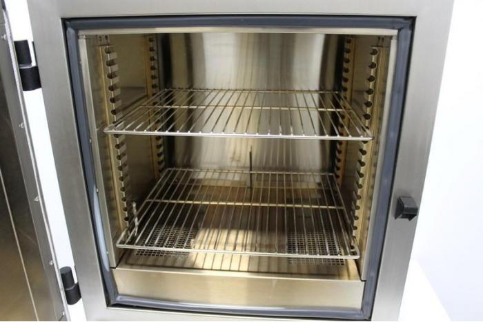 Определение массовой доли влаги в рыбе проводится следующим образом: навеска  измельченной до фарша рыбы помещается в заранее высушенные и взвешенные металлические бюксы с кварцевым песком, которые переносятся в сушильный шкаф. Пробы в бюксах высушиваются в течение 2ч при 105 градусах. После окончания высушивания бюксы охлаждают и взвешивают. По разнице масс  высчитывают процентное содержание влаги в рыбе.