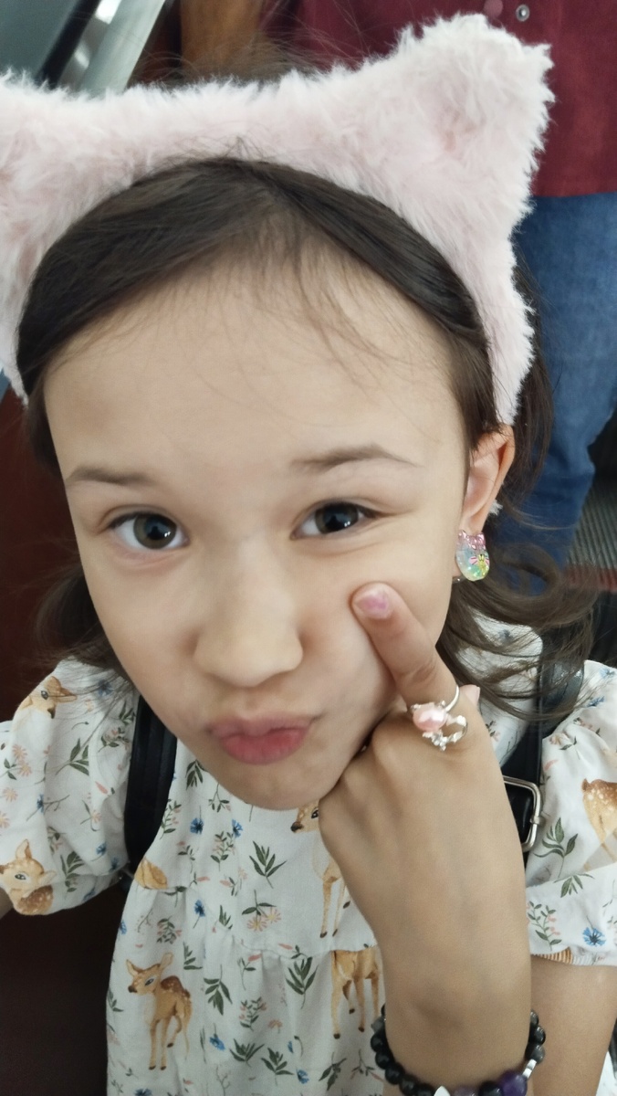 Что хочет девочка от своего папы? На фото моя дочь Олеся Мондонен. 