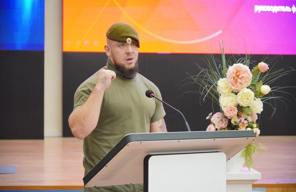 Вместе с руководителем депутатской фракции «Единая Россия» в Думе Югры Натальей Западновой урок провели депутат в окружном парламенте, руководитель ассоциации ветеранов СВО Дмитрий Аксёнов, подполковник Павел Русин, участник программы «Время героев», действующие бойцы.