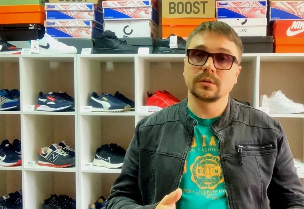 Кузьминых Станислав Вадимович, в своём магазине кроссовок