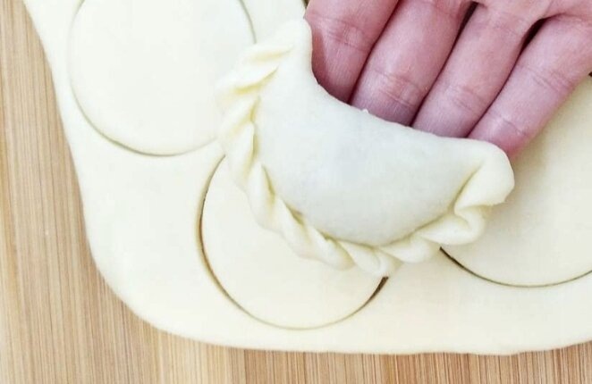 Мое новое тесто на вареники: не простое, а заварное. Тоньше не видела, вкуснее не ела: раскатывается - почти светится, не рвется, не липнет