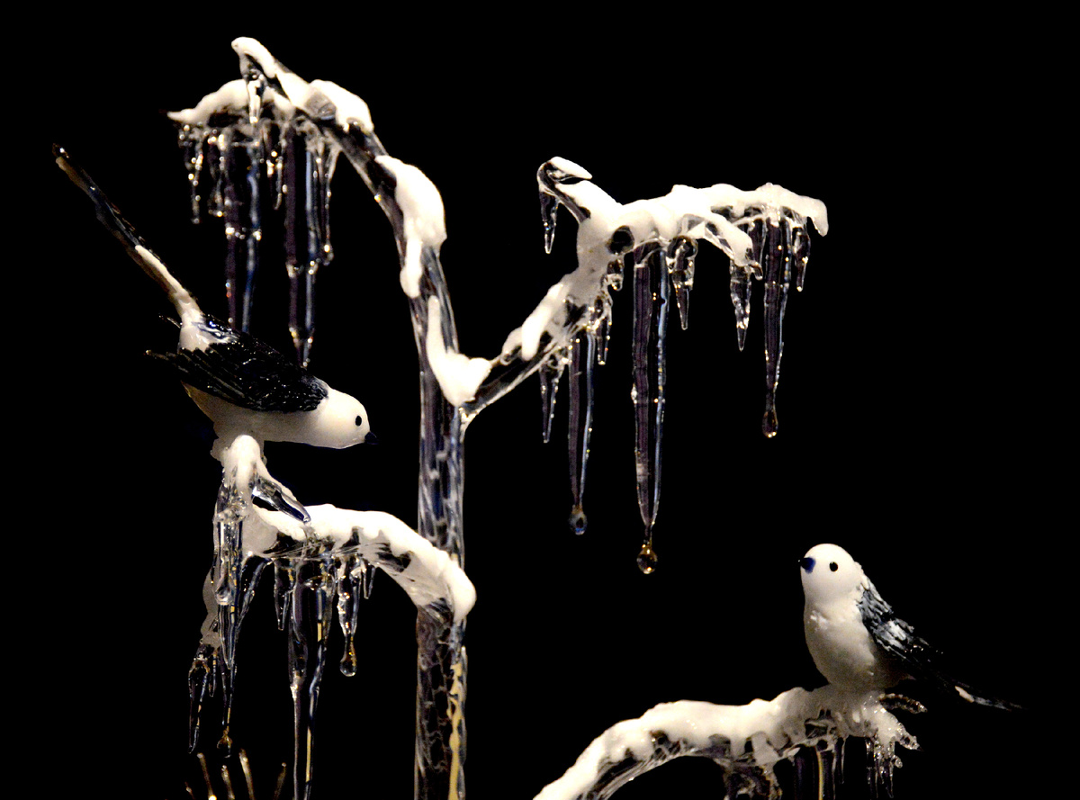 Зима. "Длиннохвостые синицы", деталь. А. Зеля, кварцевое стекло 1992 г. Калужский "Музей стекла Алексея Зеля". Все фотографии в статье мои