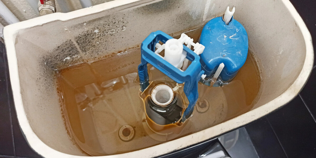 Течёт унитаз после смыва воды. Три решения, как устранить эту постоянную течь