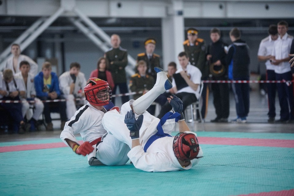    Соревнования проходят в 21 весовой категории по направлениям спортивного и боевого самбо. Алексей БУЛАТОВ