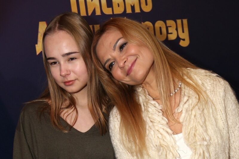    Вдова Владимира Левкина привела на показ дочь Нику. Борис КУДРЯВОВ