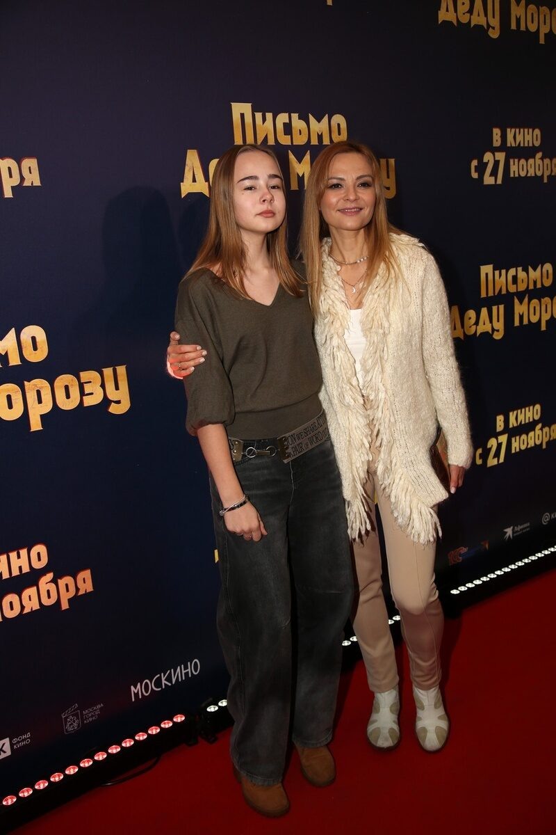    Вдова Владимира Левкина привела на показ дочь Нику. Борис КУДРЯВОВ