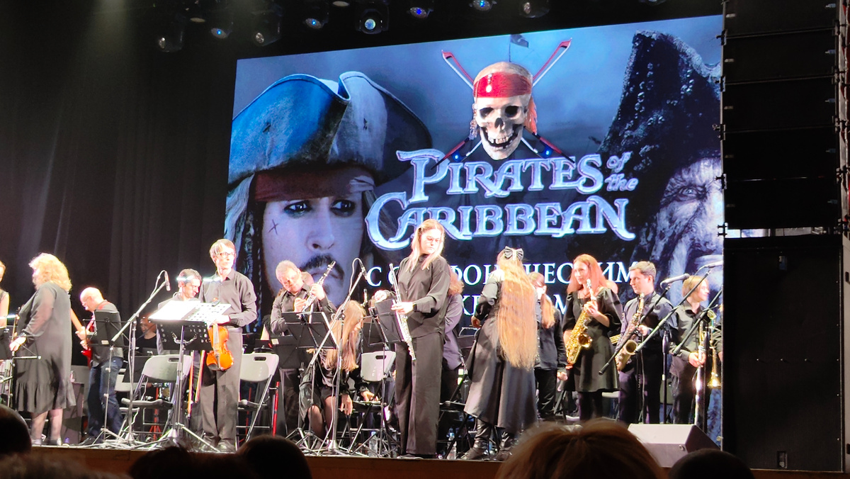 Бурные аплодисменты исполнителям 