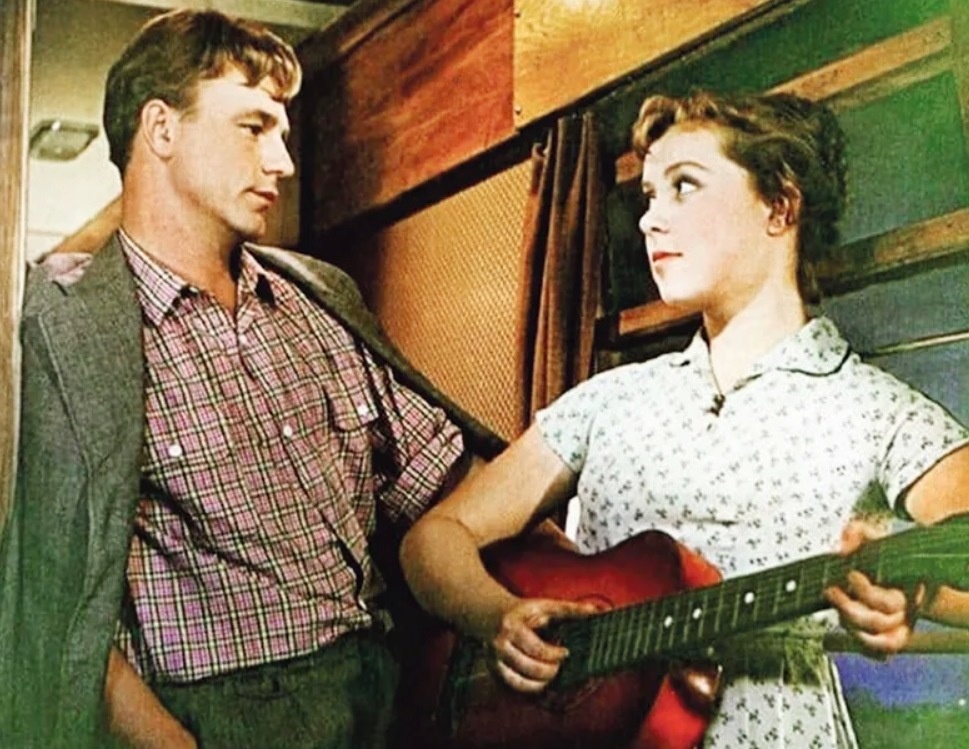 Скриншот автора. Фильм "Девушка без адреса". Поющие герои украшают фильмы.  