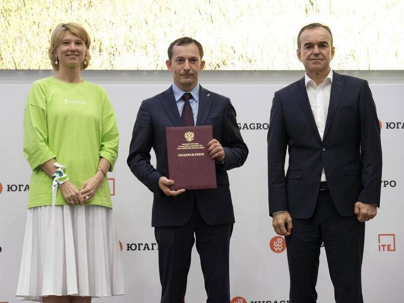    Благодарственным письмом Министерства сельского хозяйства РФ удостоен председатель ассоциации «Народный фермер» Новопокровского района Александр Чистиков