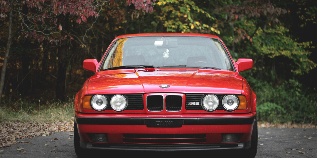 BMW E34 M5 — лучший спортивный седан в аналоговом формате.