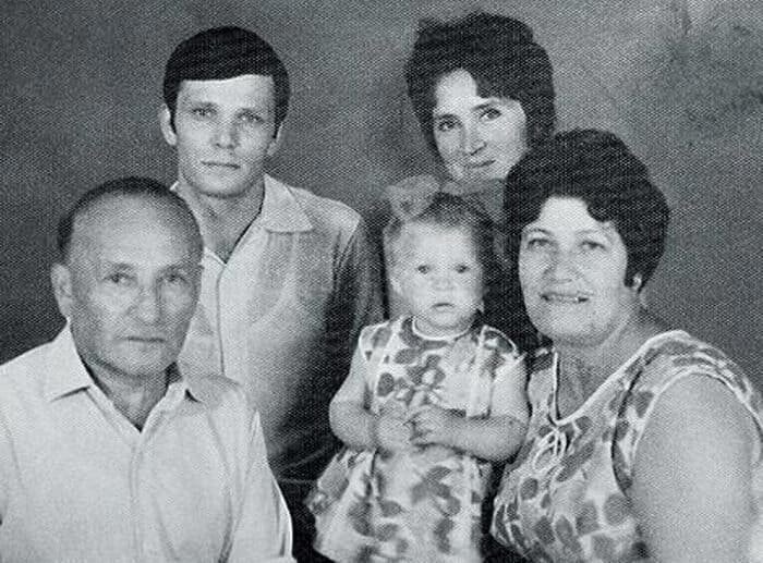 Марина в детстве с семьей.