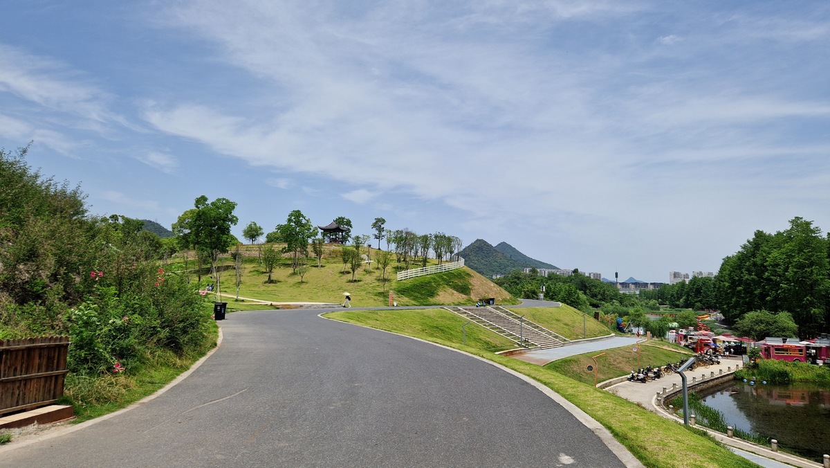 Ханчжоу, окрестности Водного леса. Пейзаж по пути к озеру.