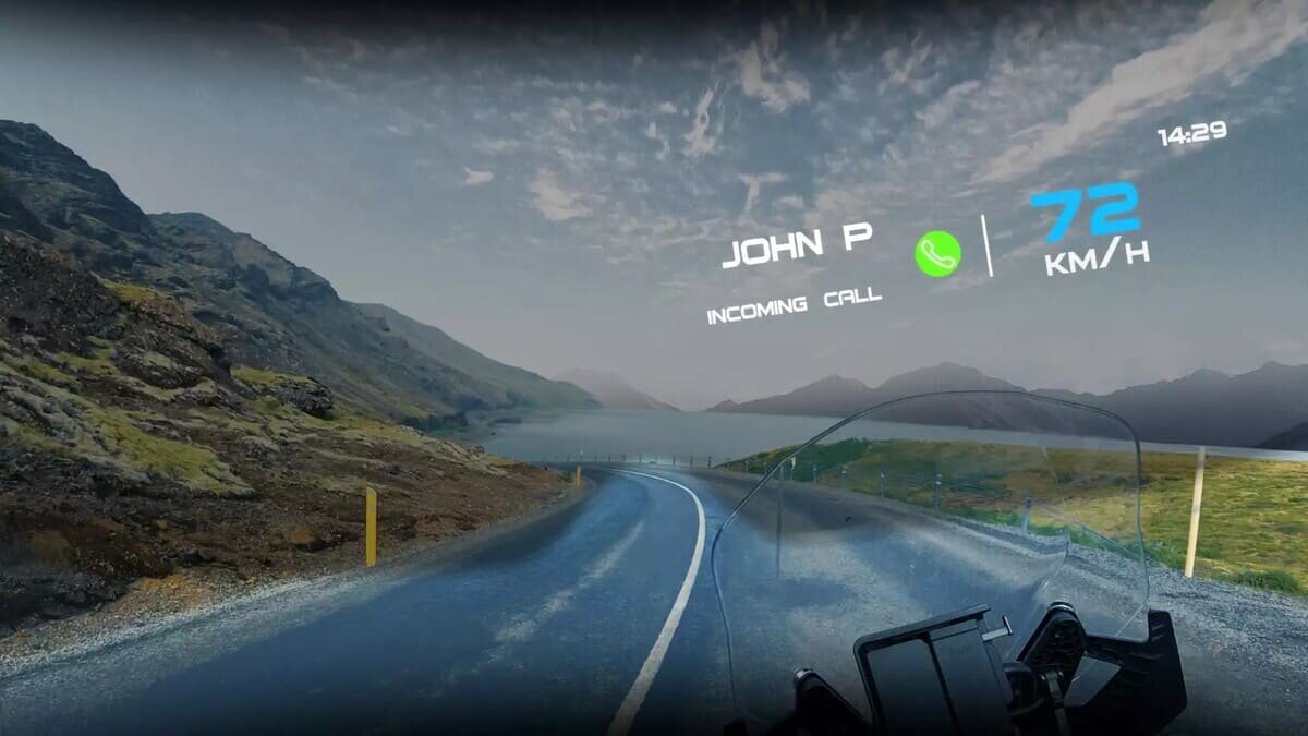    Модель GT-Air 3 Smart оснащена встроенным проекционным дисплеем на визоре, который транслирует ключевую информацию о поездке прямо в поле зрения / © Eyelights