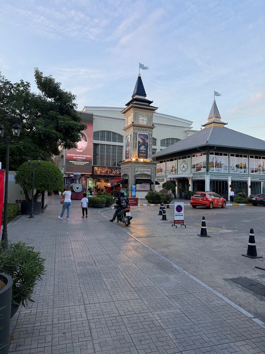 Центральный вход на территорию Asiatique the Riverfront