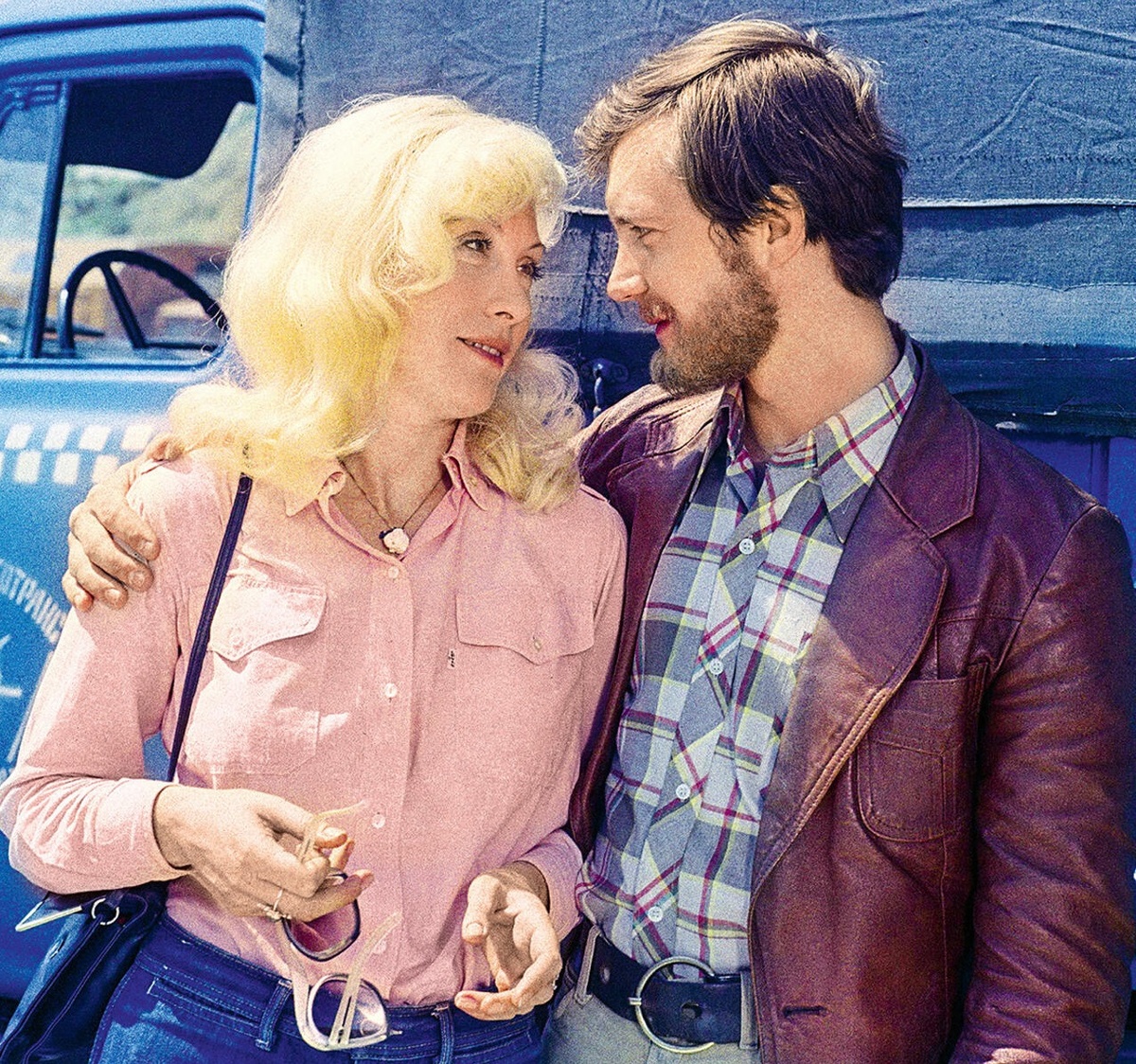 Супруги Шевченко выглядят, как модели из западного каталога. Кадр из фильма «Вам и не снилось» (1980). 7Дней.ру.