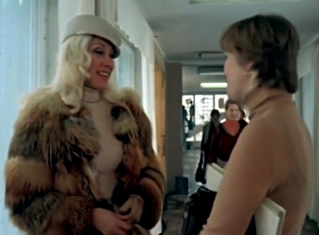 Кадр из фильма «Вам и не снилось» (1980). Скриншот. Далее в Галерее - домашний наряд Людмилы.