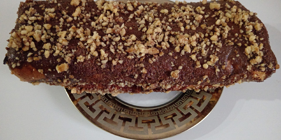 Рулет с шоколадной сгущёнкой и грецкими орехами