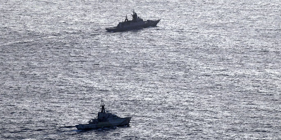 Описание: HMS Severn (в нижней части фото) отслеживает российский корвет RFN Stoikiy у берегов Великобритании
Источник: United Kingdom Ministry of Defence via AP/Crown copyright