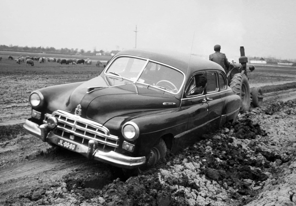 Купить в 50-е годы в СССР автомобиль представительского класса для личного пользования? Без блата и очереди? Да быть такого не может – скажет иной знаток советской эпохи. И... будет неправ! ГАЗ-12 ЗИМ действительно был в свободной продаже, и его можно было приобрести безо всякой очереди – были бы деньги.