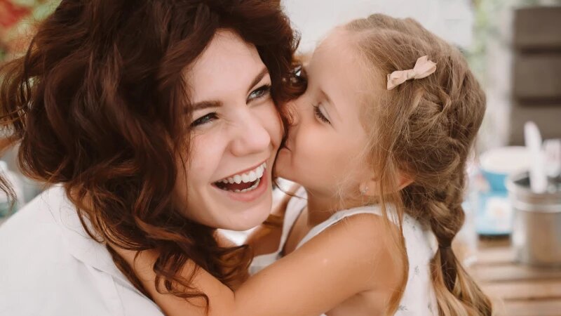     Мама и маленькая дочка. freepik.com/teksomolika