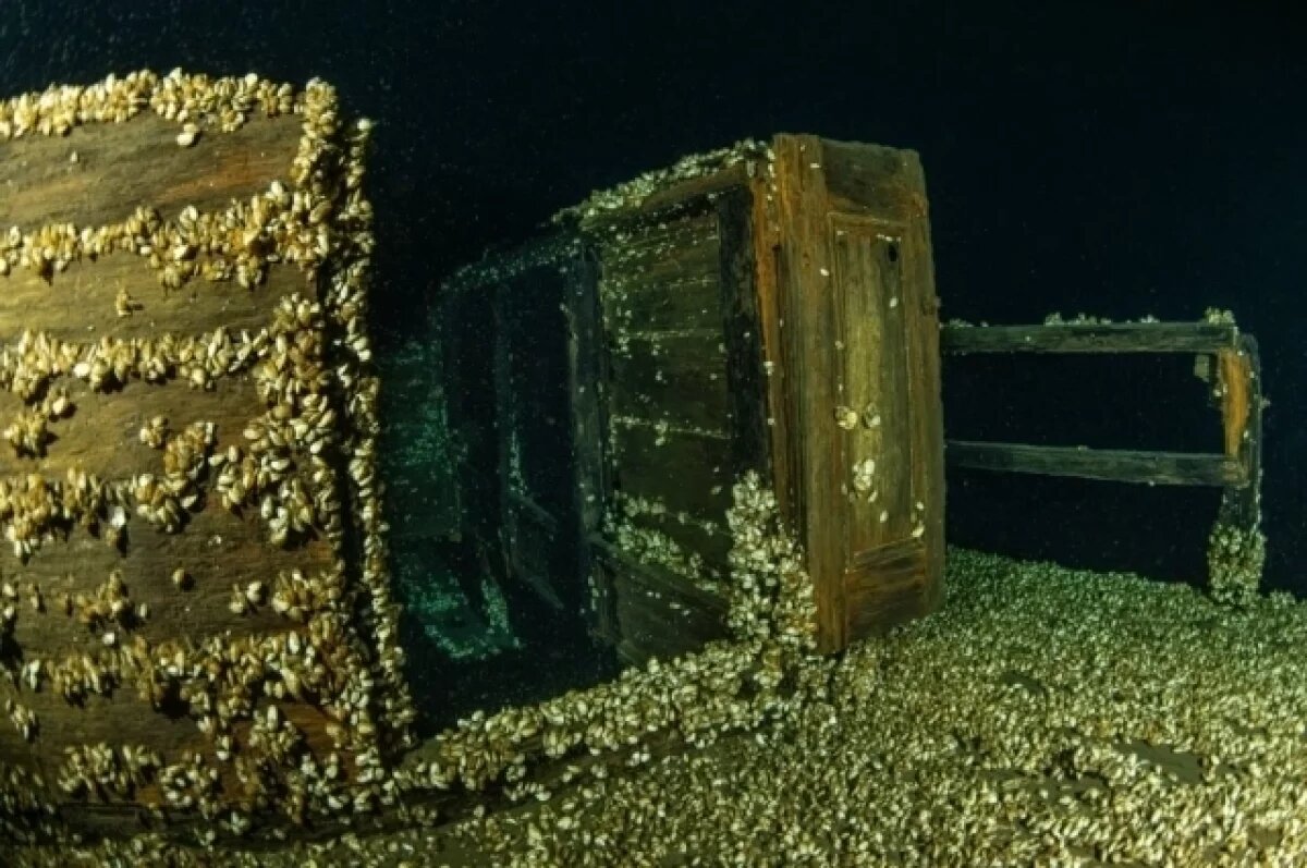    Ученые нашли на дне озера в Канаде полностью уцелевший 200-летний корабль