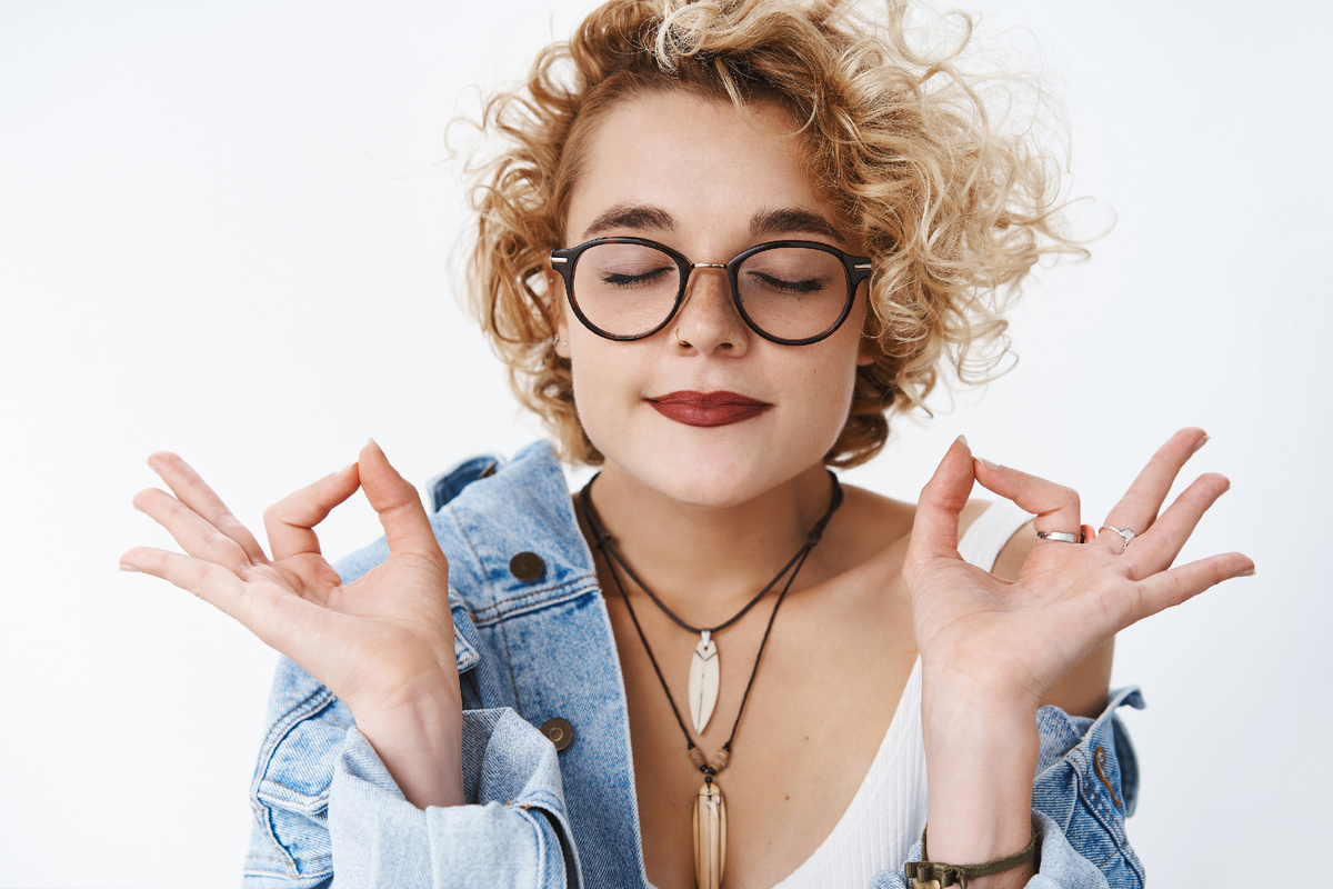 Мы привыкли думать о глазных мышцах как о простых «рычажках». На самом деле, работа зрения — это сложнейший процесс, зависящий от кровоснабжения, состояния зрительного нерва и нашей способности к концентрации. Спазм аккомодации — главная причина усталости и падения зрения у городских жителей — это не просто «устали мышцы». Это хроническое перенапряжение всей системы.