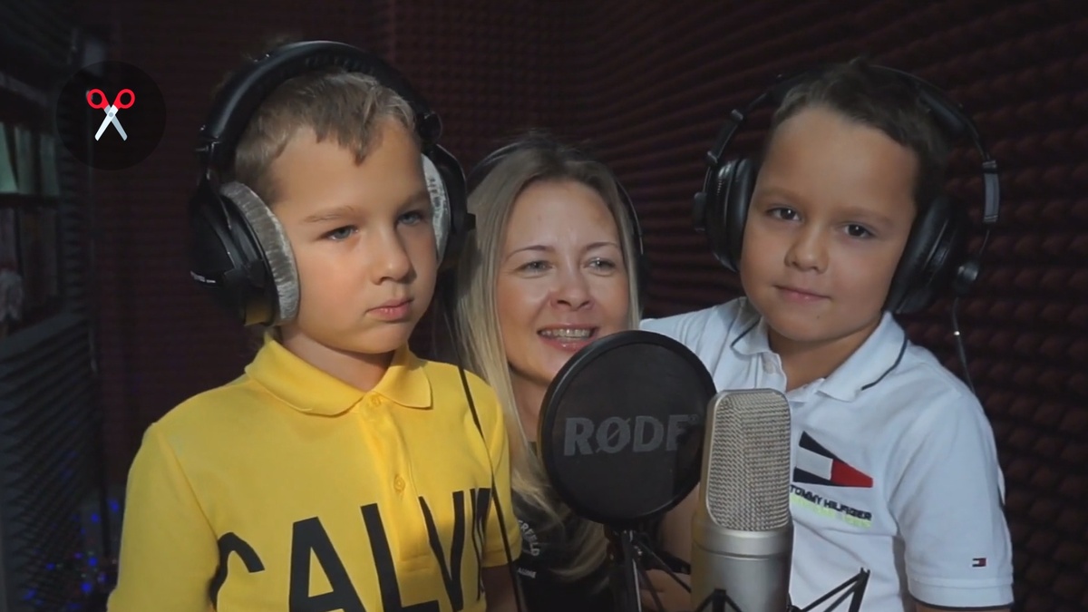 🎞 Кадр из видео с музыкальным поздравлением от мамы и сыновей переделанной песней «Моё море» (Noize MC) на юбилее мужа и папы