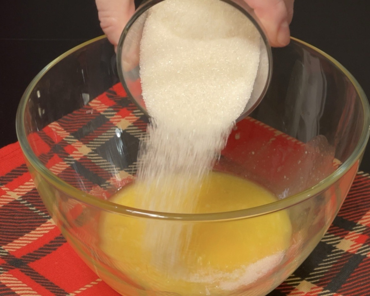 яйца добавляйте по одному, каждый раз смешивая массу. 