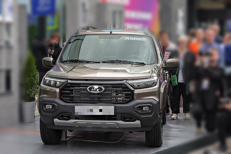 АвтоВАЗ раскрыл цену и комплектации новой Niva Travel. Среди опций: подогрев лобового, круиз-контроль и камера заднего вида