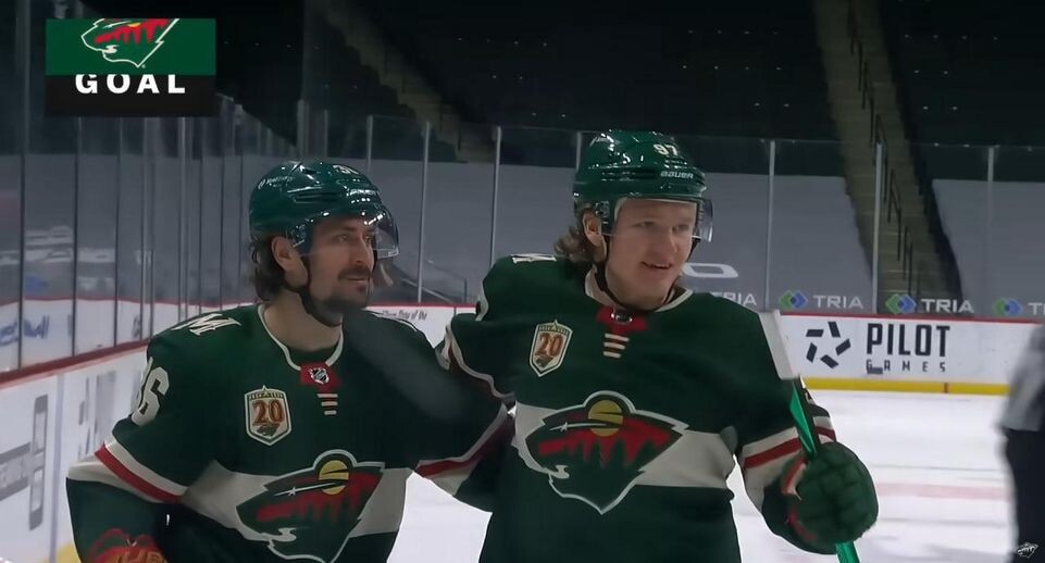    Кирилл Капризов (справа) / YouTube-канал Minnesota Wild / Скриншот видео