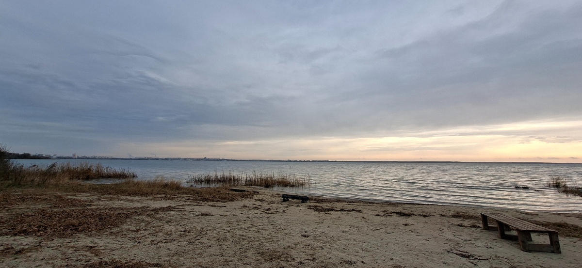 На противоположном берегу от дома