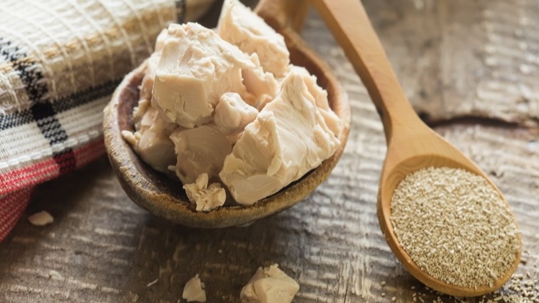 Дрожжевой раствор дал заметно лучший результат среди простых методов