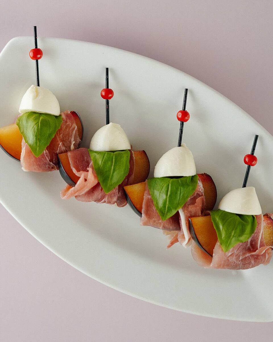 Состав: сыровяленый окорок, слива, сыр моцарелла, базилик.