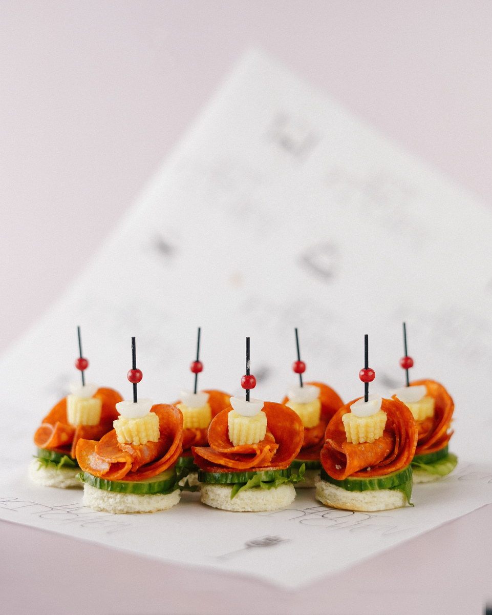 Состав: пепперони, салат фриллис, огурец, кукуруза в початке, луковичка в уксусе, тост.