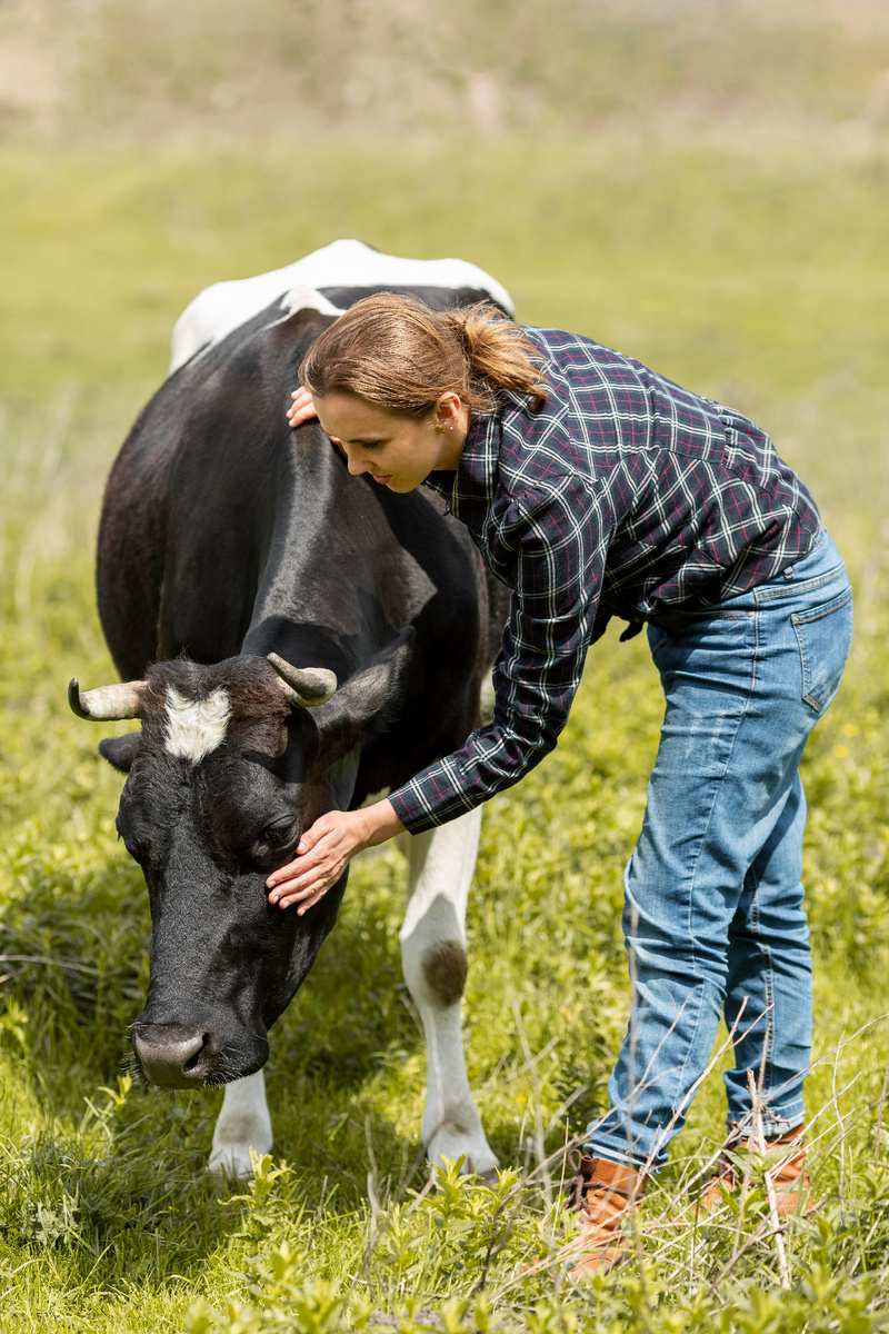 https://ru.freepik.com/free-photo/woman-with-cow-farm_8623418.htm