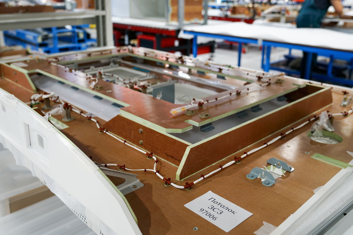 Потолочная панель SJ‑100 сложнее, чем кажется из салона