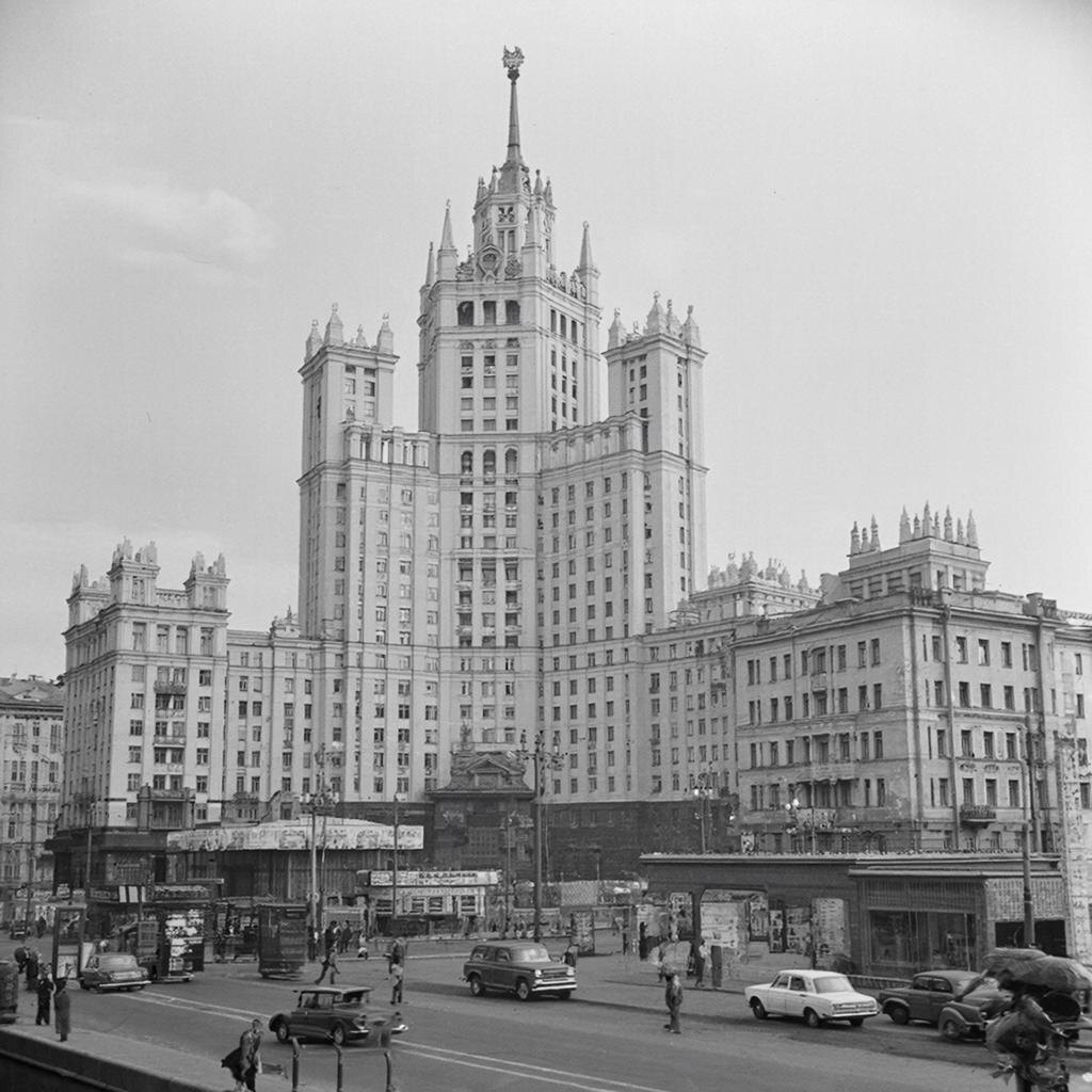 Дом на Котельнической набережной. Изображение сгенерировано сервисом GigaChat 