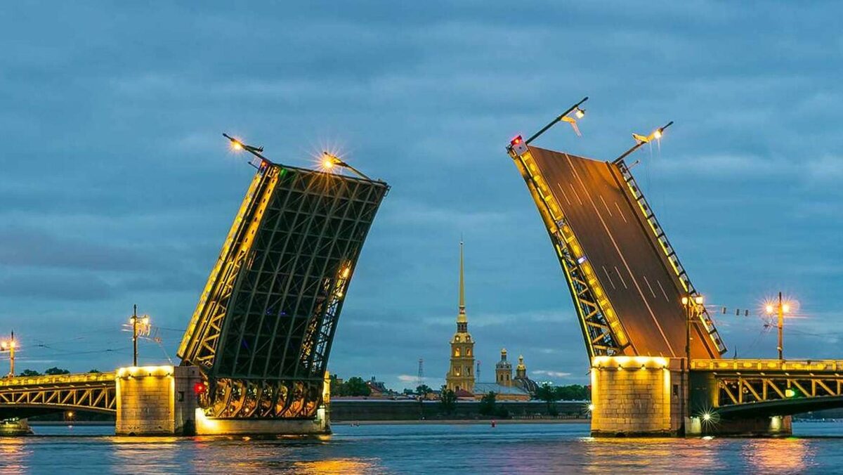 Развод Дворцового моста в Санкт-Петербурге вечером — вид на Петропавловскую крепость