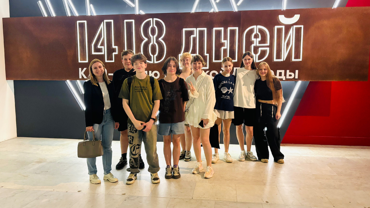 Я на выставке со своим классом, май 2025 года. Источник: архив автора