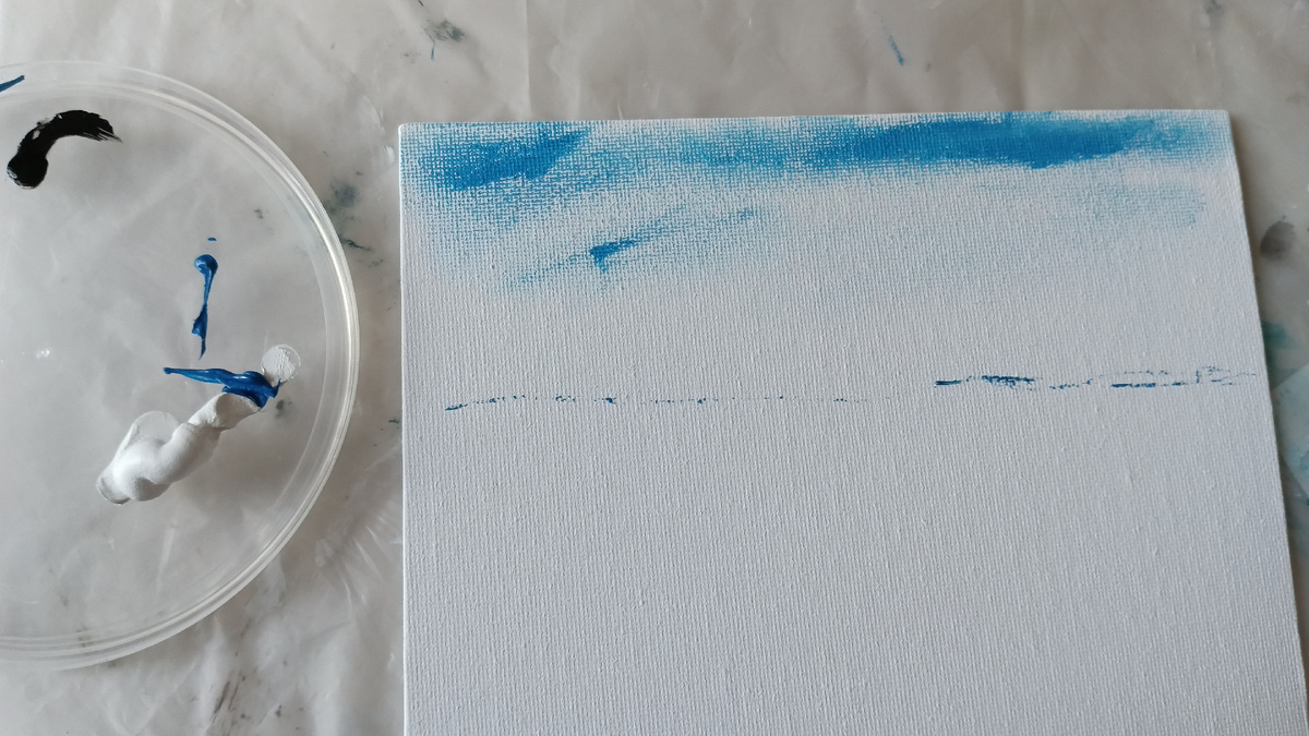 Сверху накладываем пальцами голубые пятна 