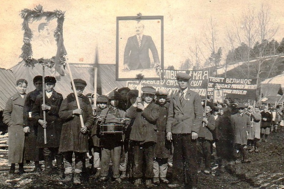 Фото из архива автора. Первомайская демонстрация 1941 года в Сосновом Бору