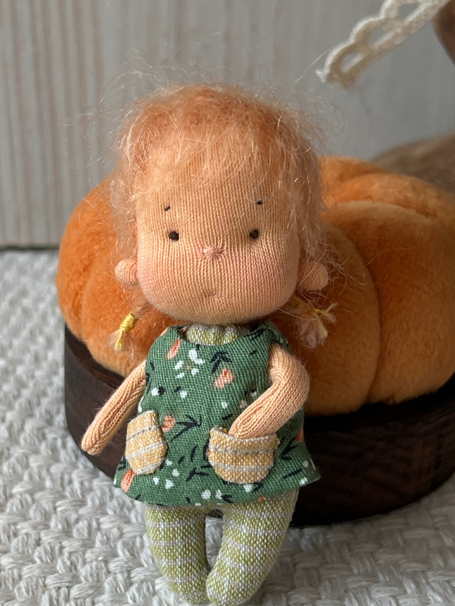 Игровая текстильная куколка ростом 8 см