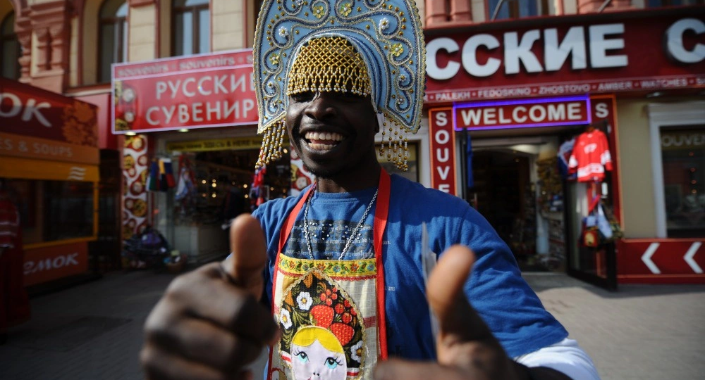 Что происходит с иностранцами, когда они живут в России чуть дольше недели