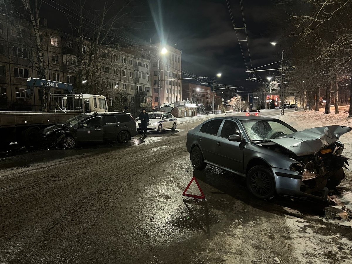    Две иномарки разбились в ночном ДТП в Петрозаводске — есть пострадавшие© ГАИ по Петрозаводску