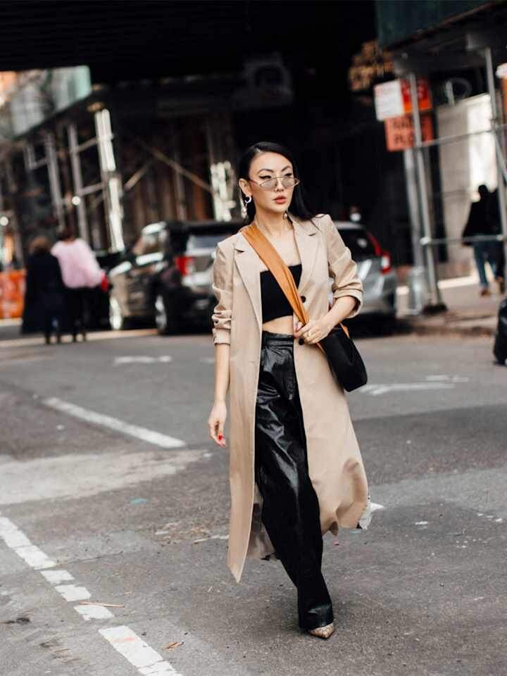 Стильный плащ, изящные лодочки и респектабельные кожаные брюки создают популярный модный образ.