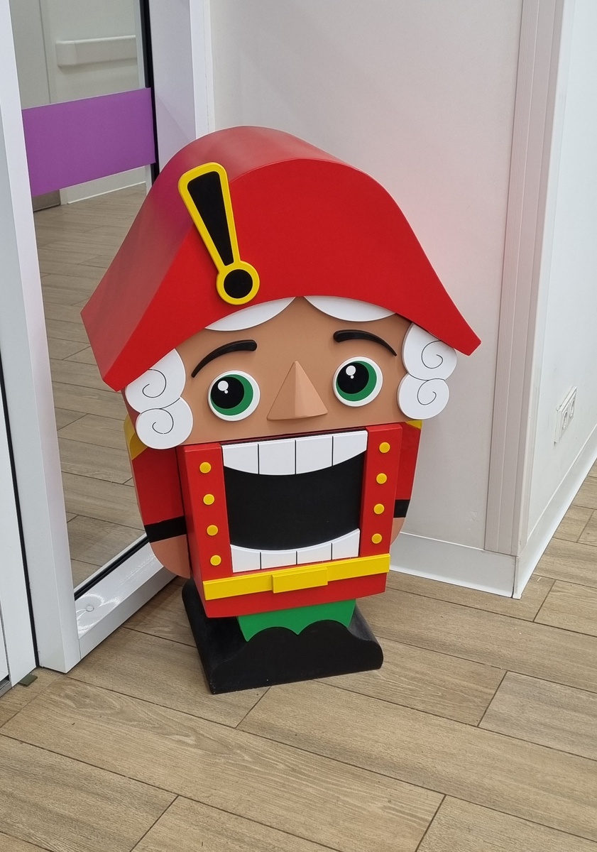 А между тем в поликлиниках уже поставили украшения к Новому году. Мне этот Щелкунчик напоминает мою дочь, грызущую гранит науки)))